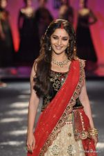 Madhuri Dixit walk the ramp for Anju Modi show at PCJ Delhi Couture Week Day 3 on 10th Aug 2012 (118).JPG